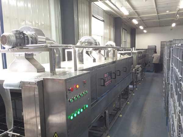 汽車(chē)配件箱清洗烘干機(jī)