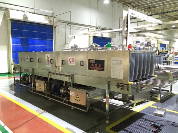 汽車(chē)配件箱清洗烘干機(jī)