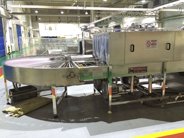 汽車(chē)配件箱清洗烘干機(jī)