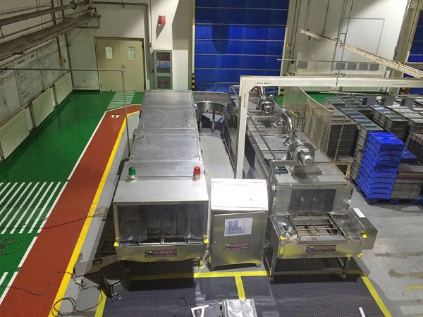 汽車(chē)配件箱清洗烘干機(jī)