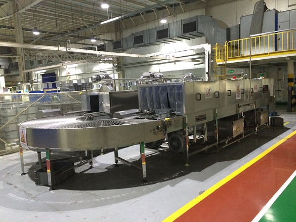 汽車(chē)配件箱清洗烘干機(jī)