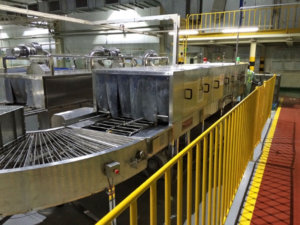 汽車(chē)配件箱清洗烘干機(jī)